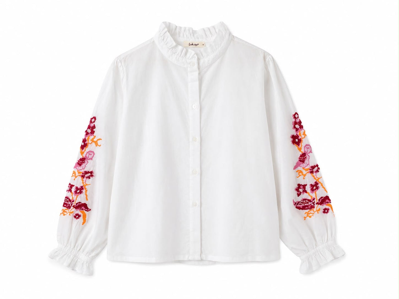 Camisa blanca con bordado en la manga en tonos rosa