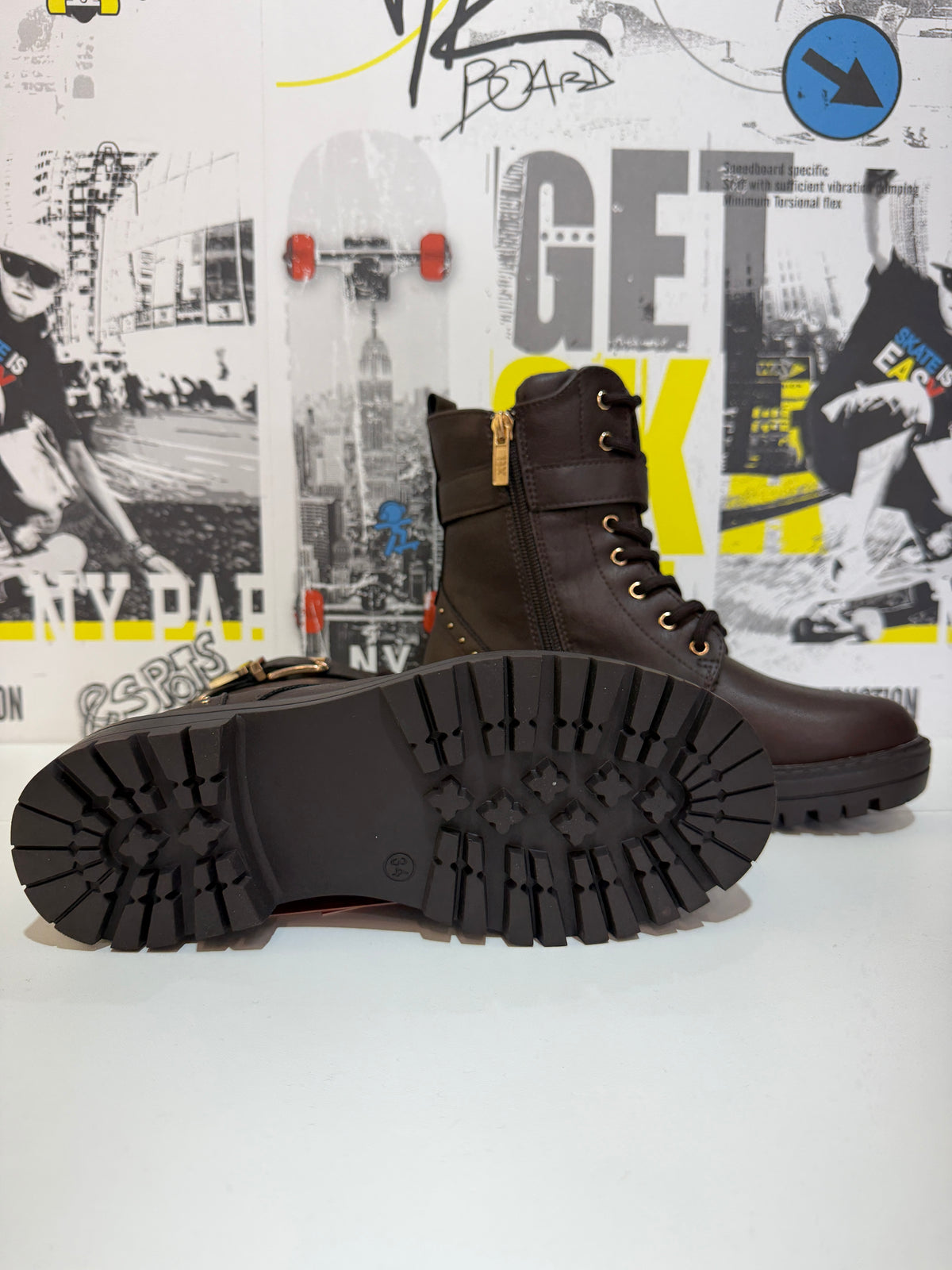 Bota militar hebilla dorada