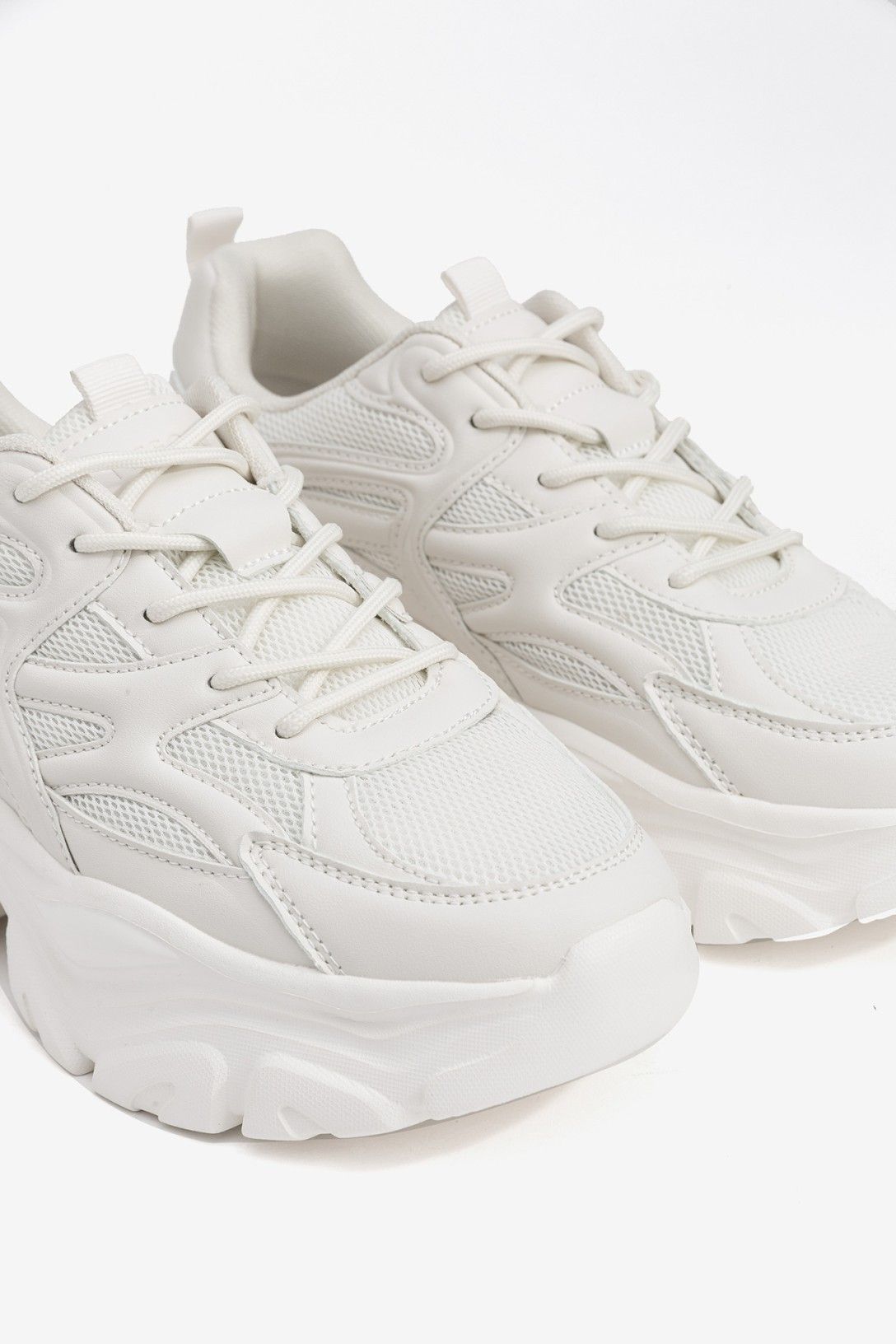 Zapatillas textiles combinadas con efecto piel.