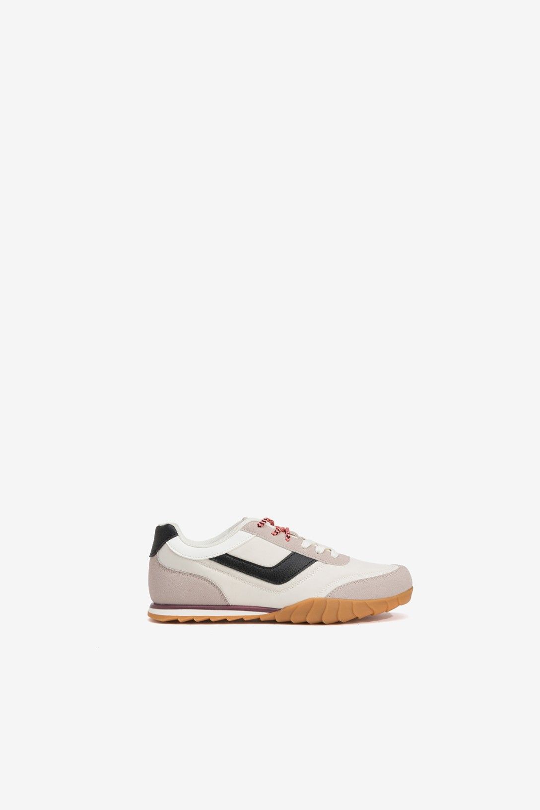 Zapatilla deportiva combinada con recortes en efecto ante y efecto piel.