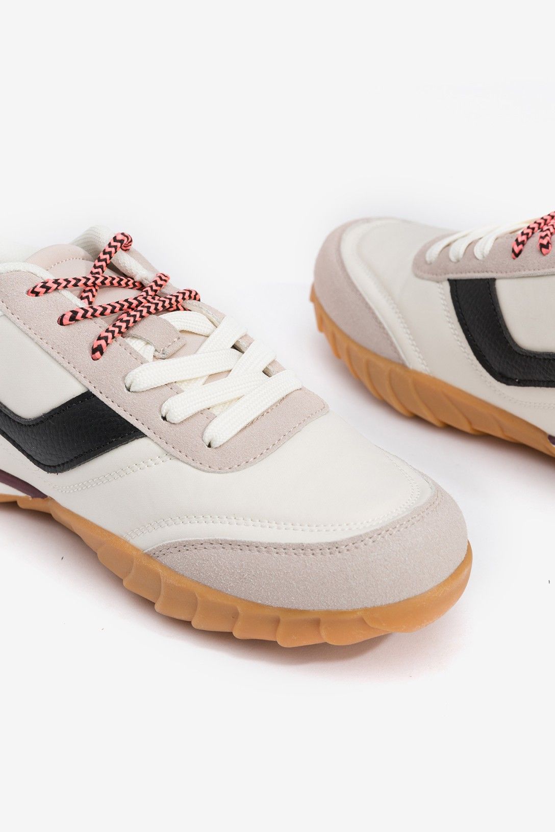 Zapatilla deportiva combinada con recortes en efecto ante y efecto piel.