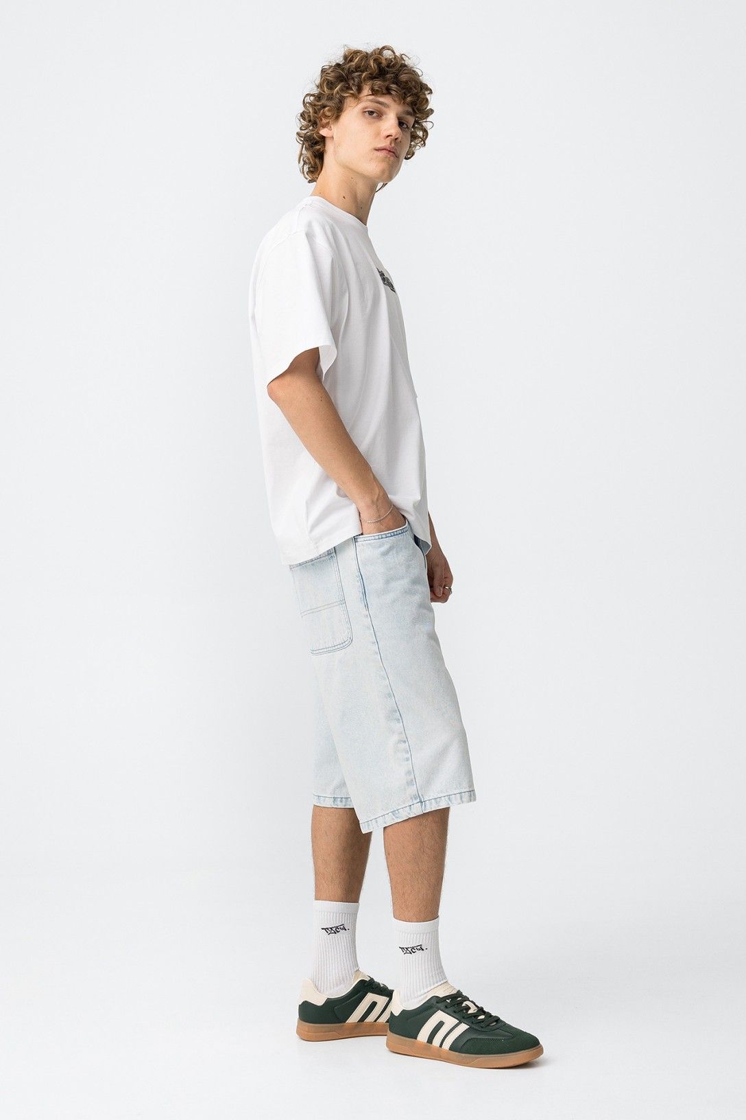 Bermudas denim rectas en lavado claro.