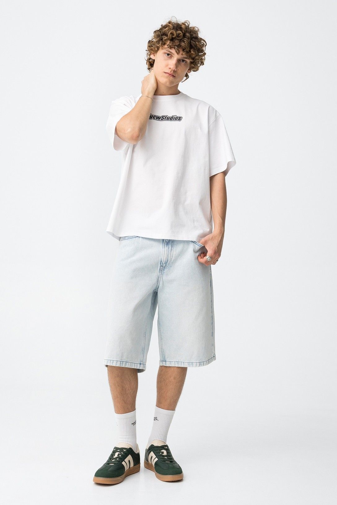 Bermudas denim rectas en lavado claro.