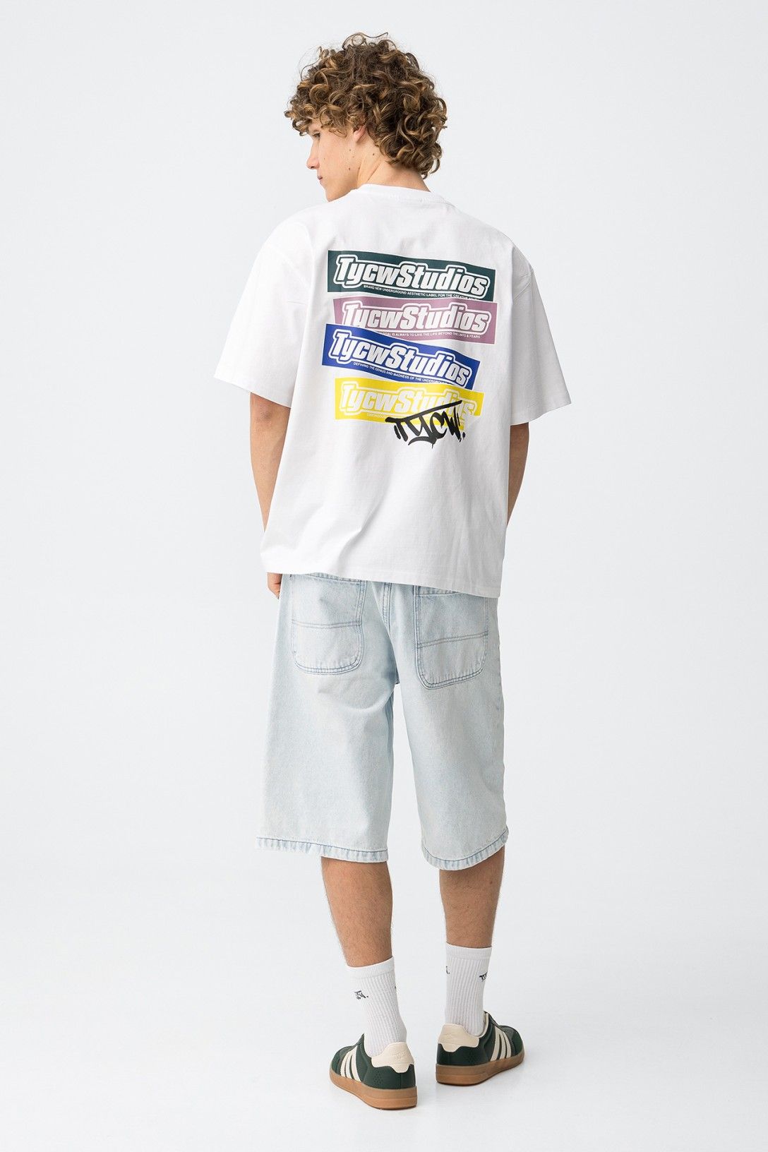 Bermudas denim rectas en lavado claro.