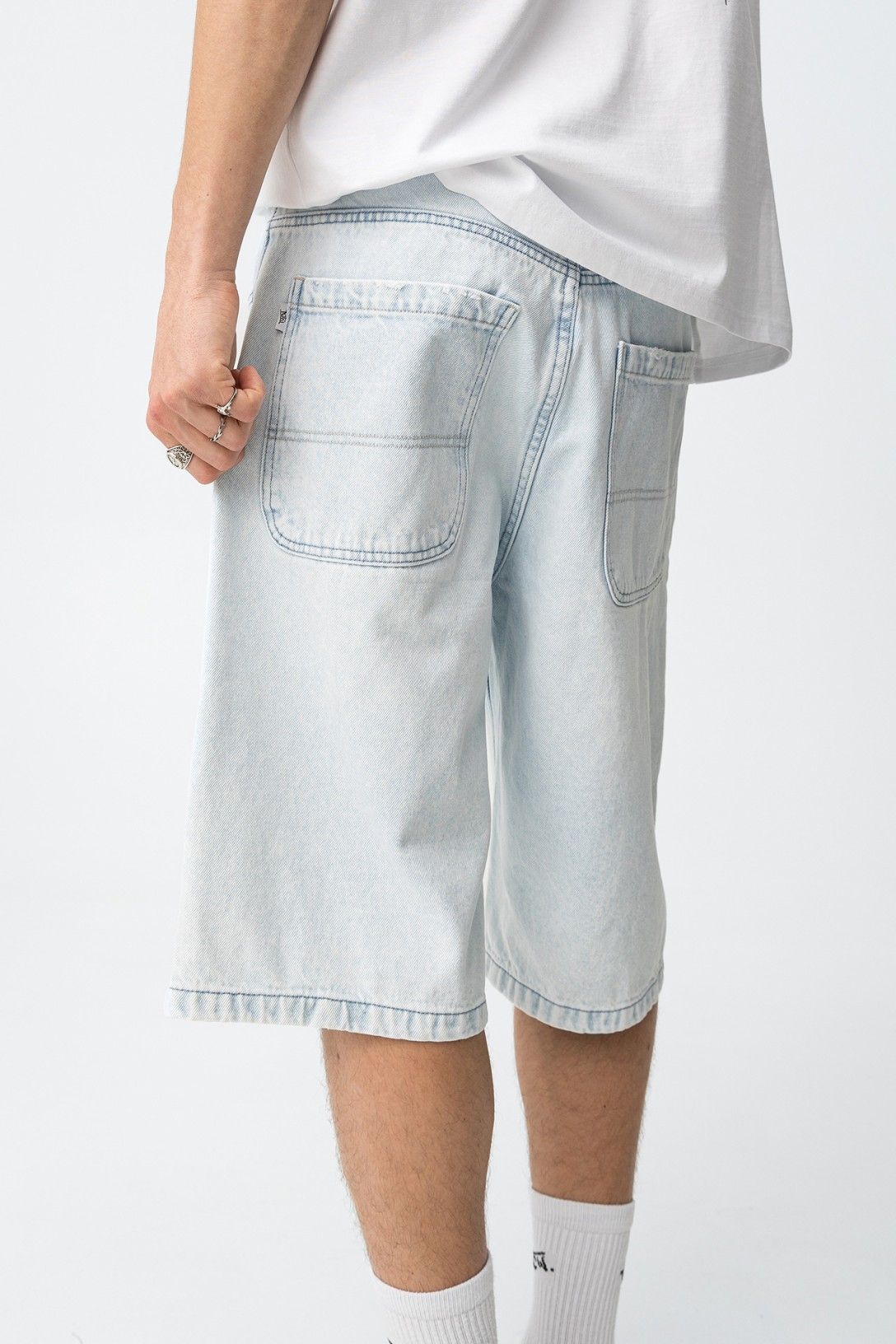 Bermudas denim rectas en lavado claro.