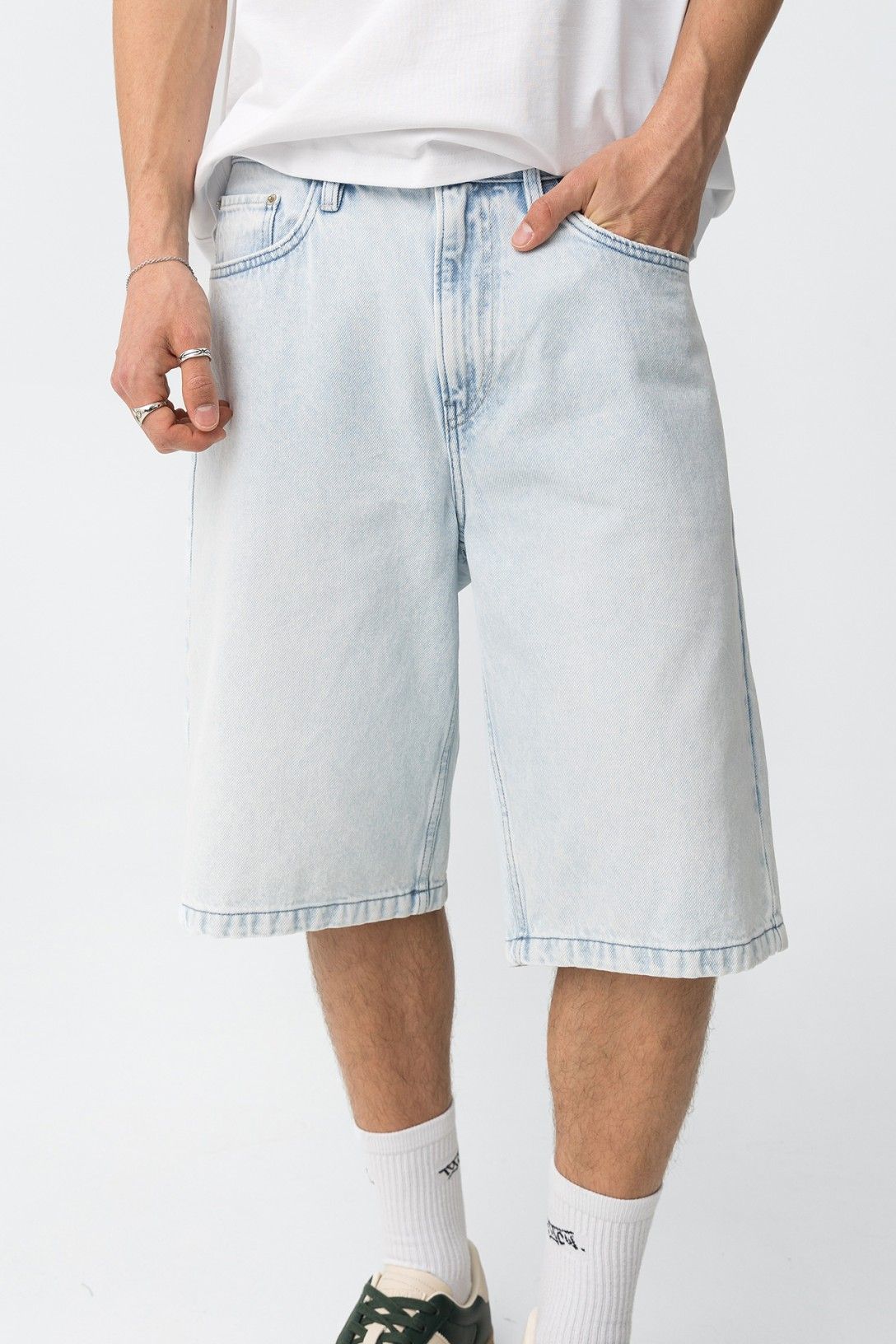 Bermudas denim rectas en lavado claro.