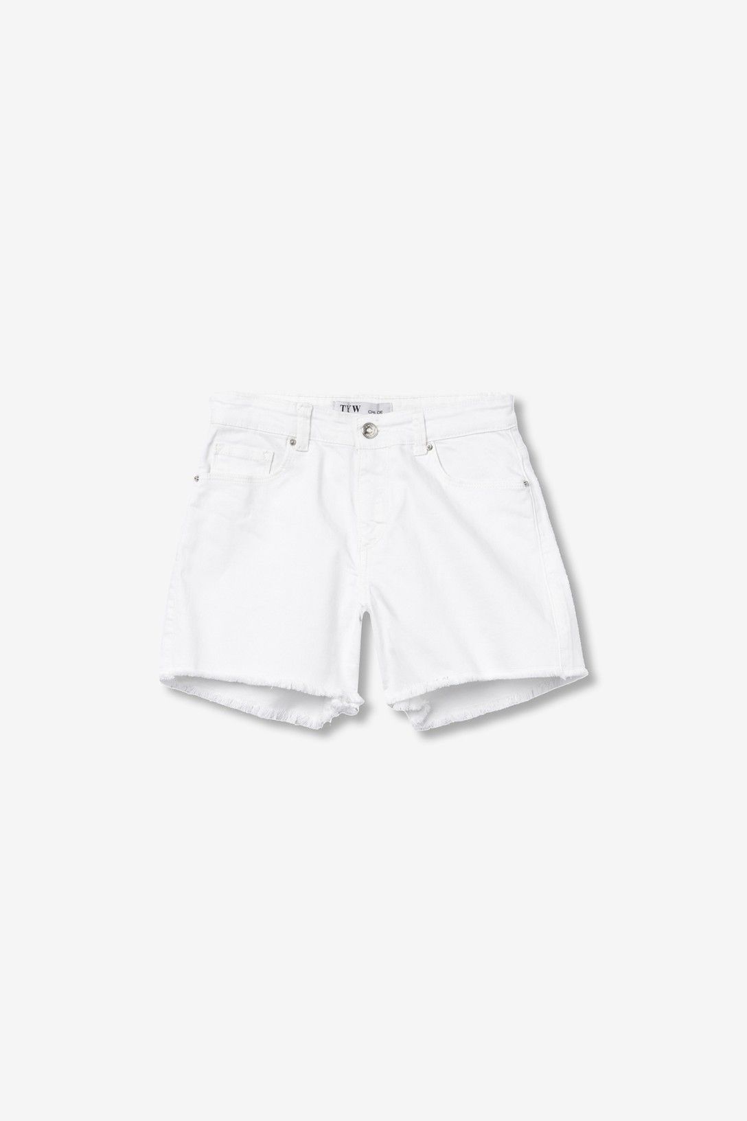 Short denim blanco con bajo deshilachado.