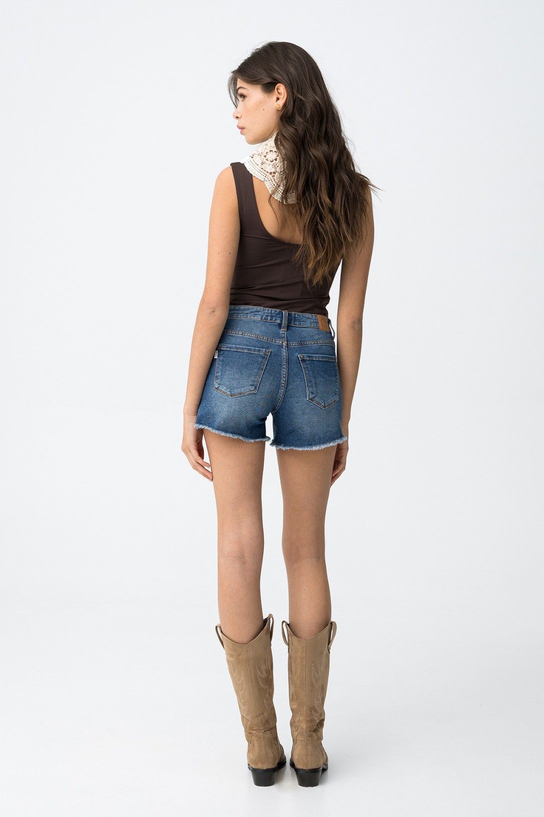 Short  tiro alto con dobladillo deshilachado