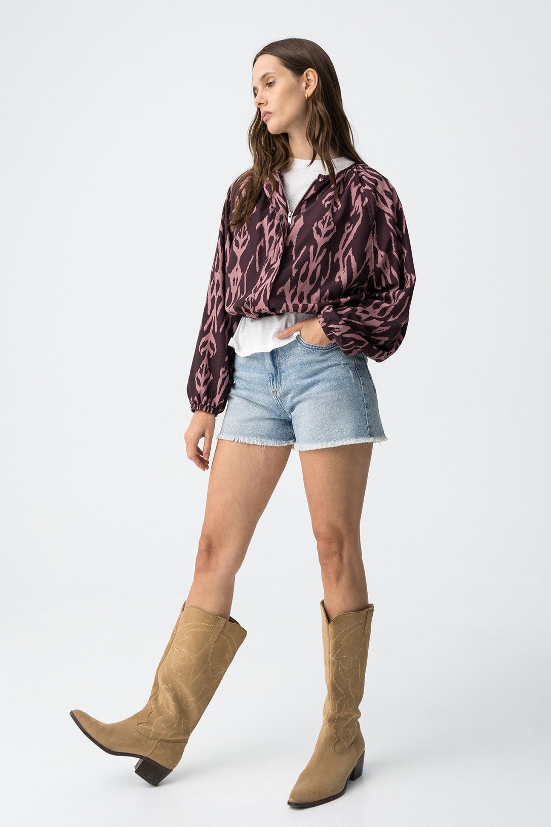 Short denim de tiro medio con acabado desflecado.