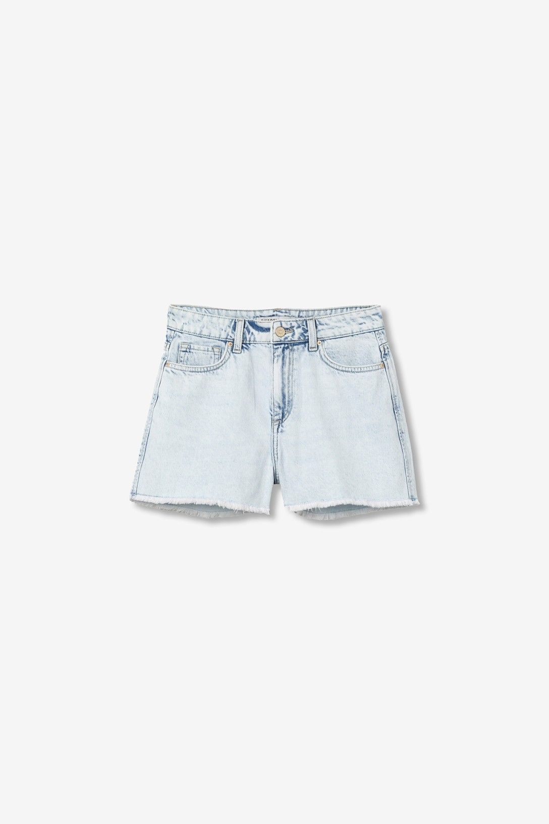 Short denim de tiro medio con acabado desflecado.