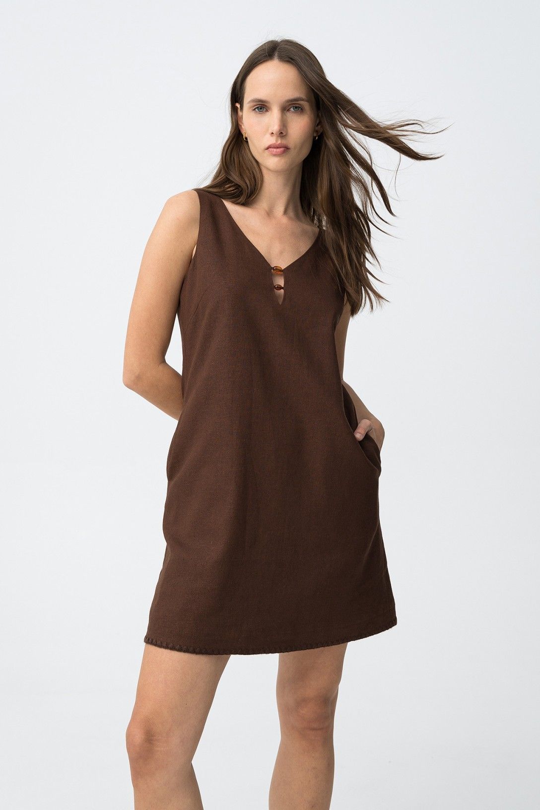 Vestido corto  con escote en V.
