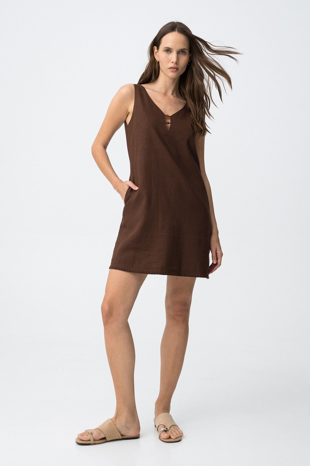 Vestido corto  con escote en V.
