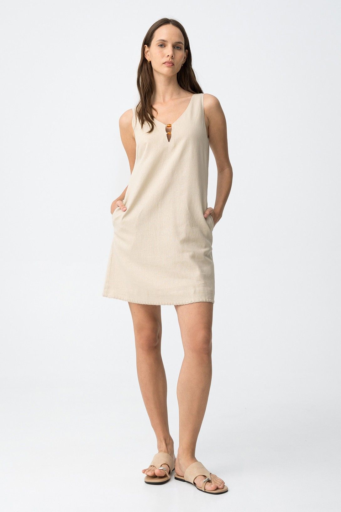 Vestido corto  con escote en V.