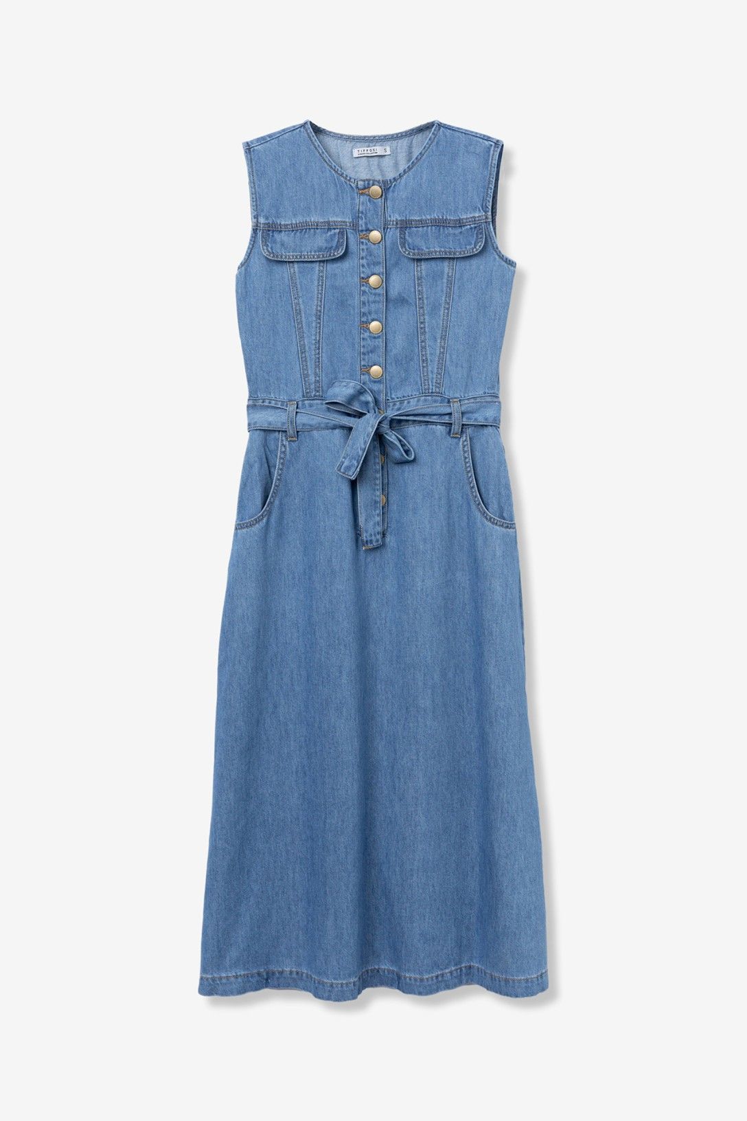 Vestido midi denim con cinturón.