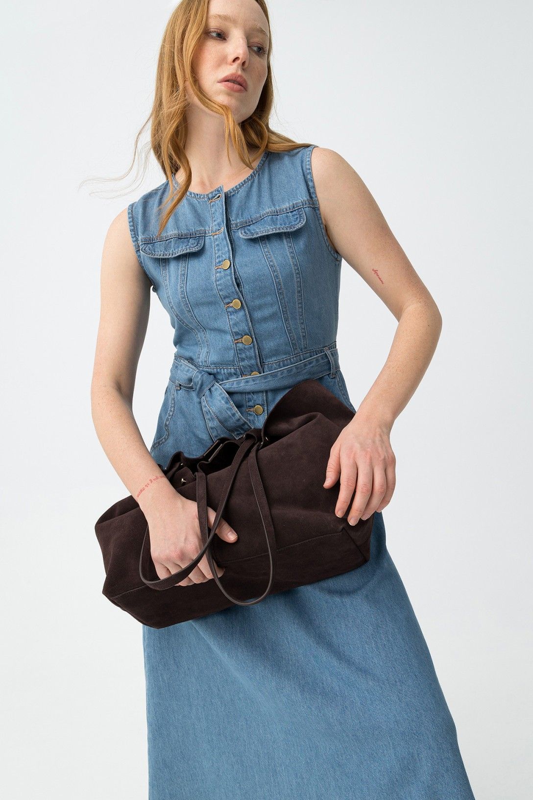 Vestido midi denim con cinturón.