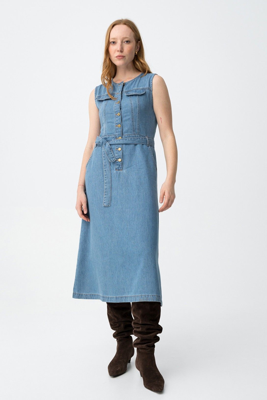 Vestido midi denim con cinturón.