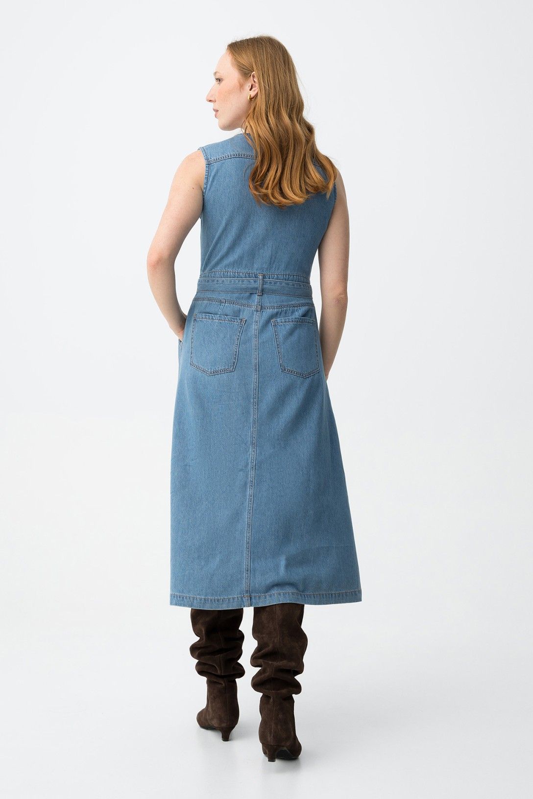 Vestido midi denim con cinturón.