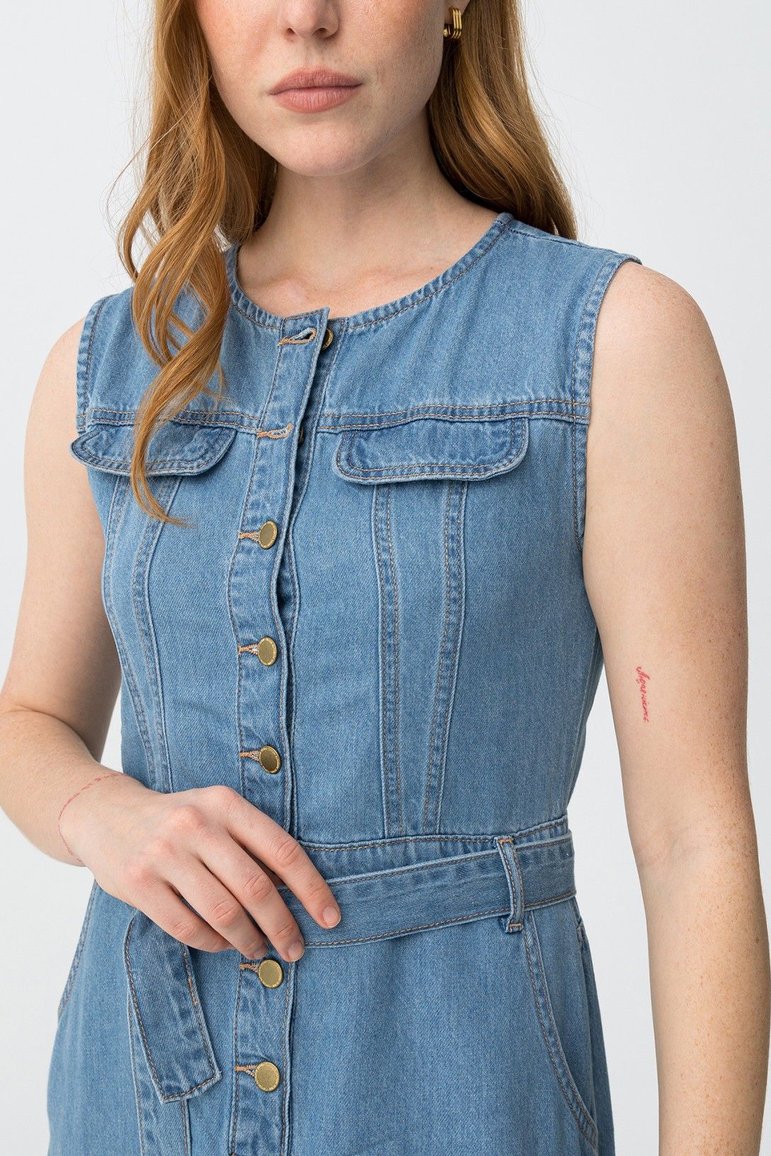 Vestido midi denim con cinturón.