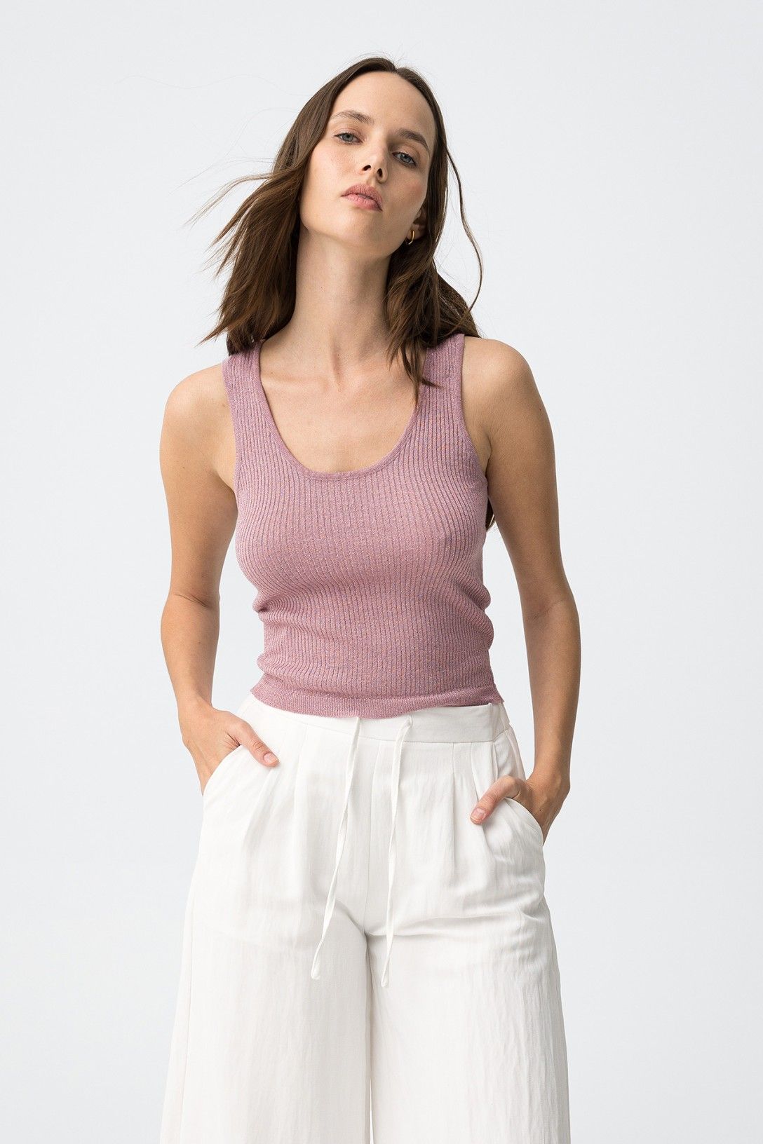 Top de punto canalé con brillo y escote redondo.