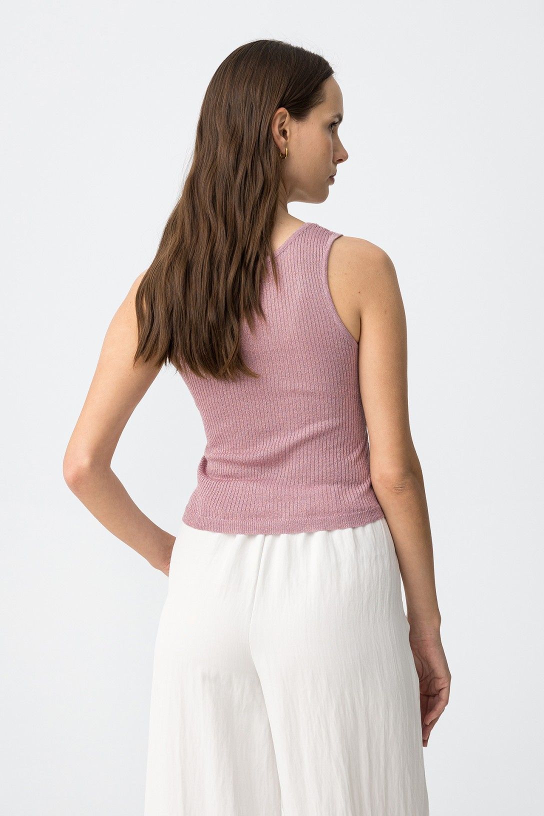 Top de punto canalé con brillo y escote redondo.