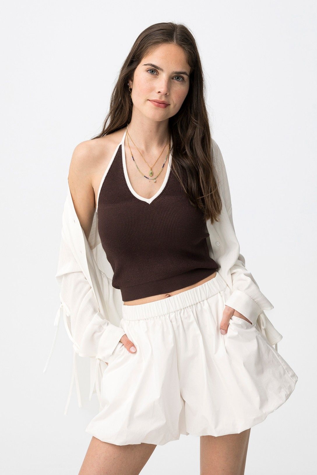 Top de punto con contraste.