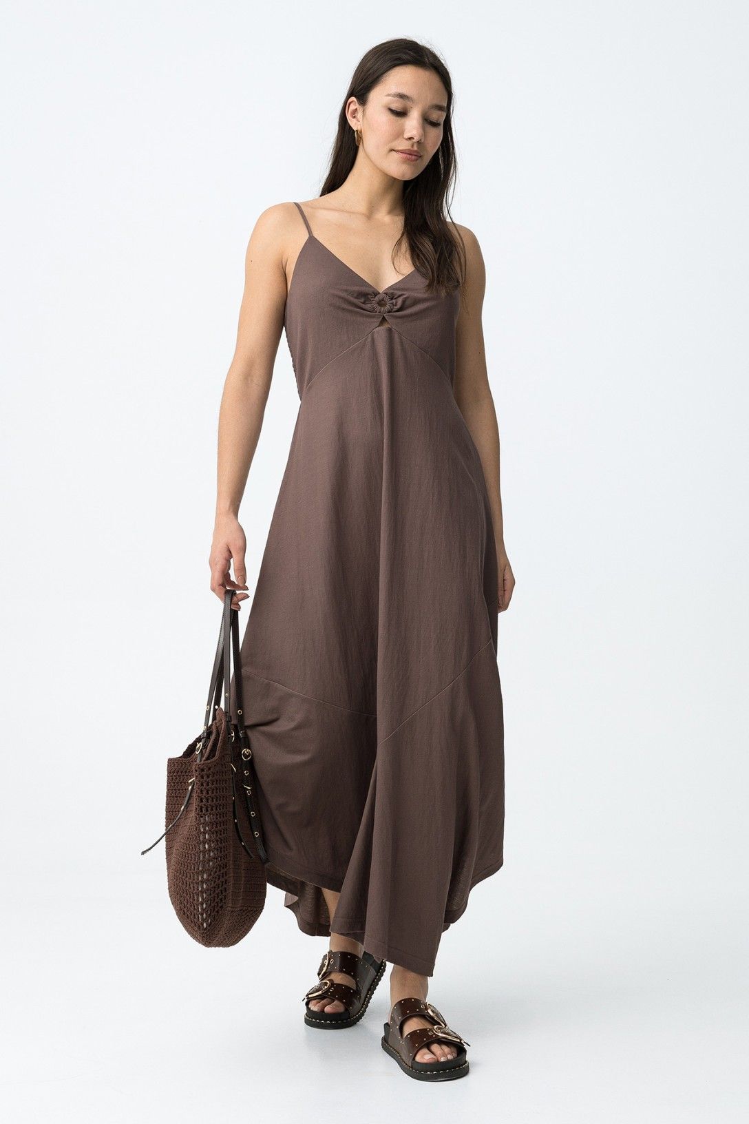 Vestido midi de mujer fluido.