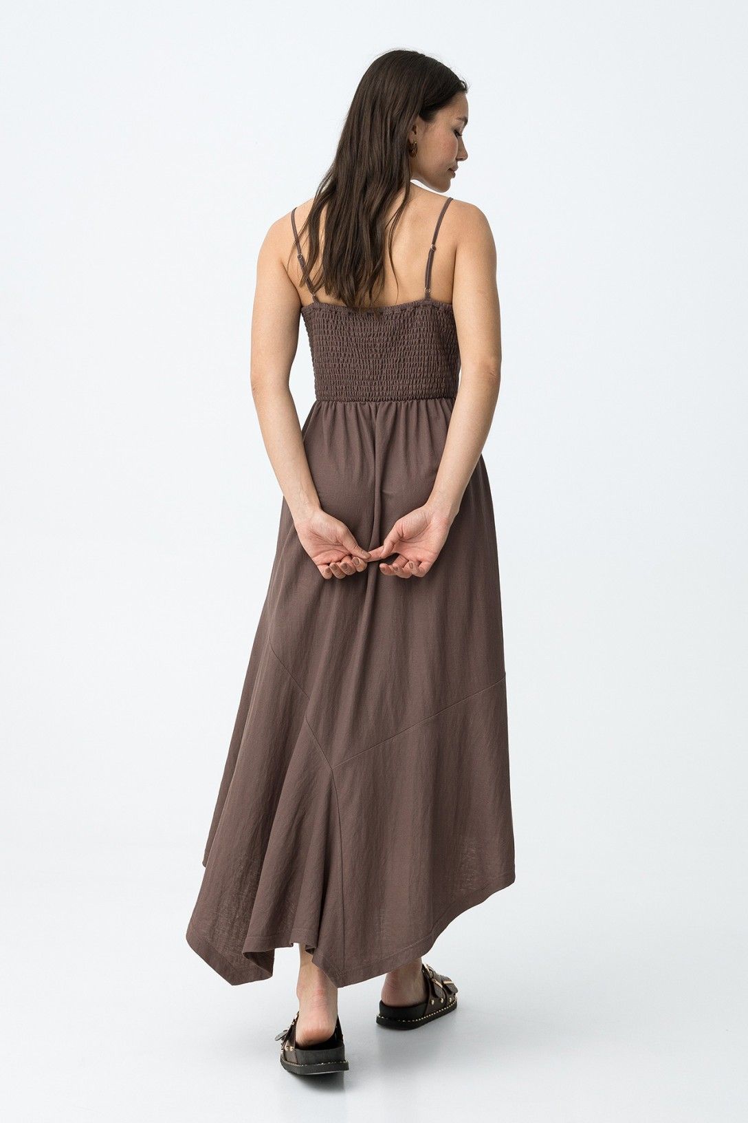 Vestido midi de mujer fluido.