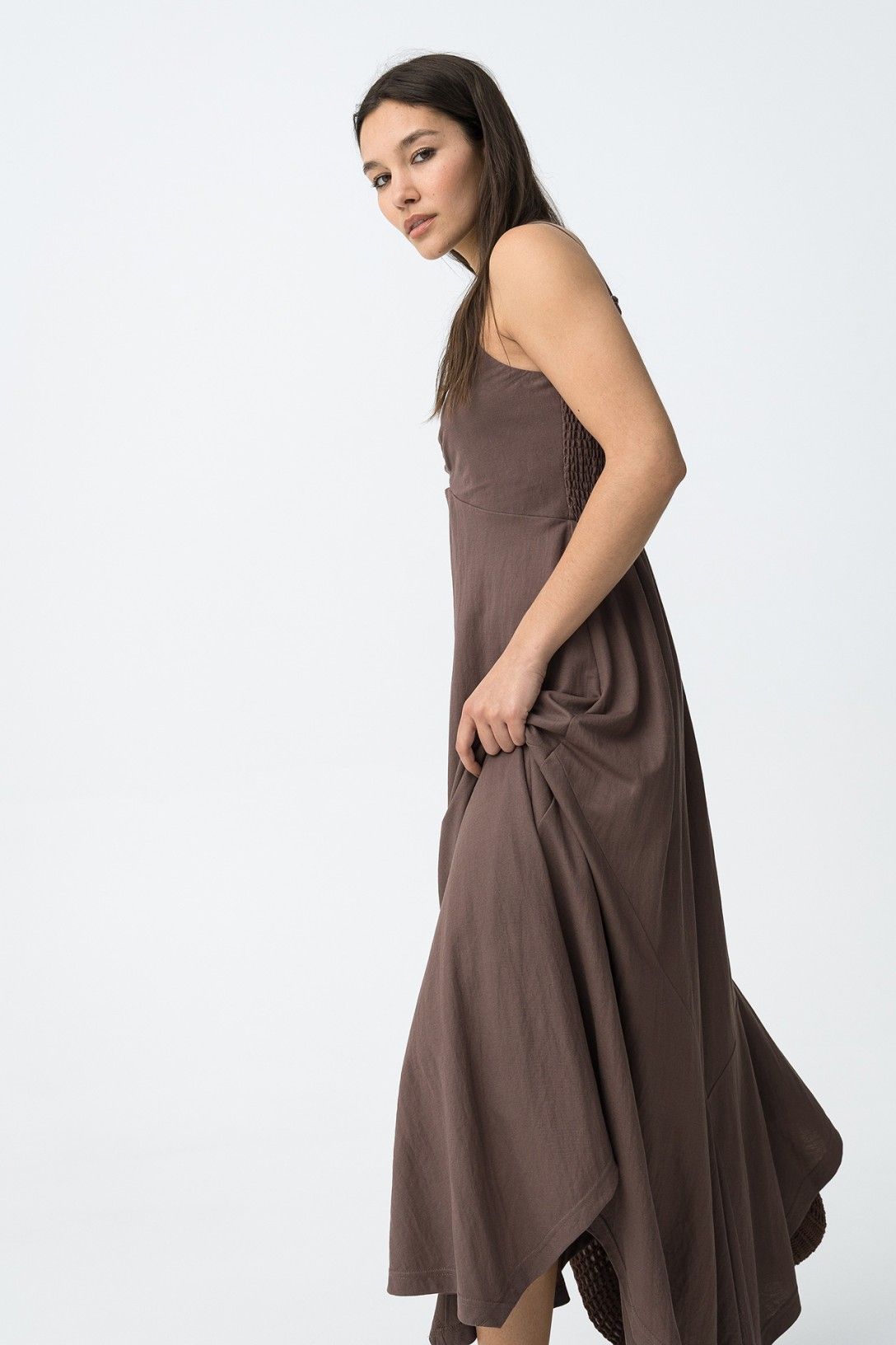 Vestido midi de mujer fluido.
