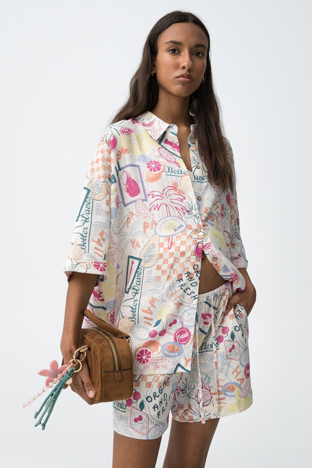 Camisa  estampado multicolor estilo tropical.