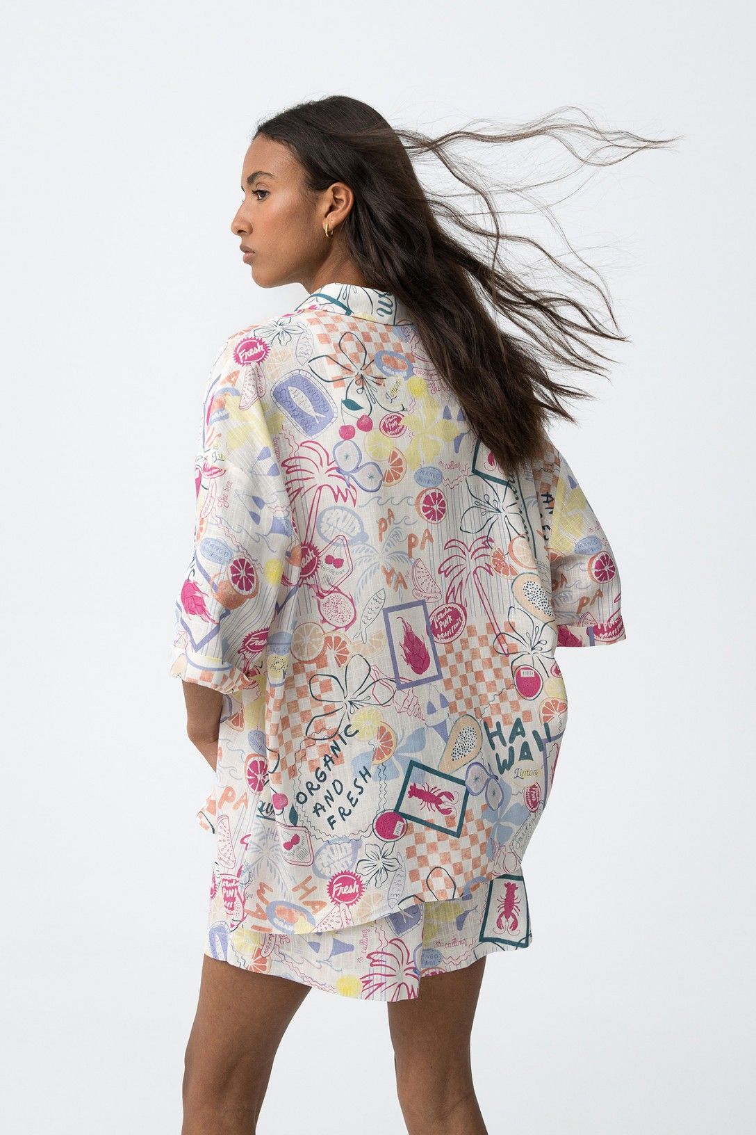 Camisa  estampado multicolor estilo tropical.
