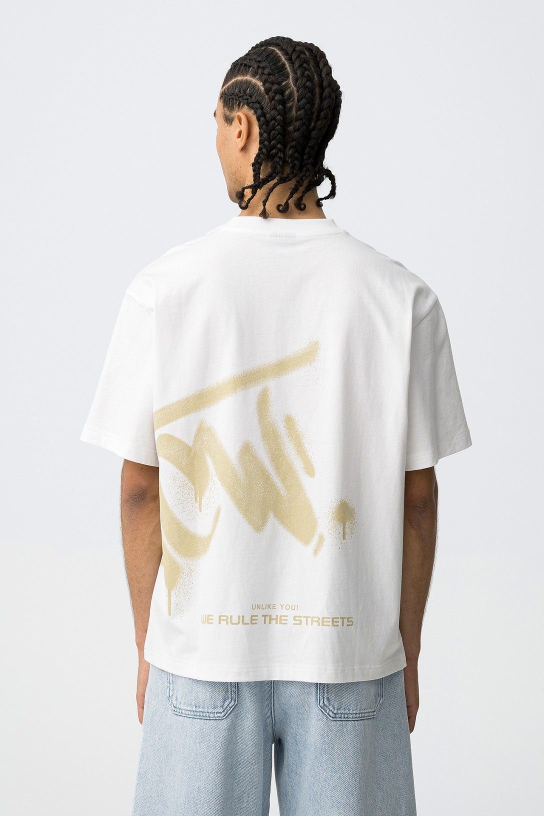 Camiseta oversize con estampado gráfico.