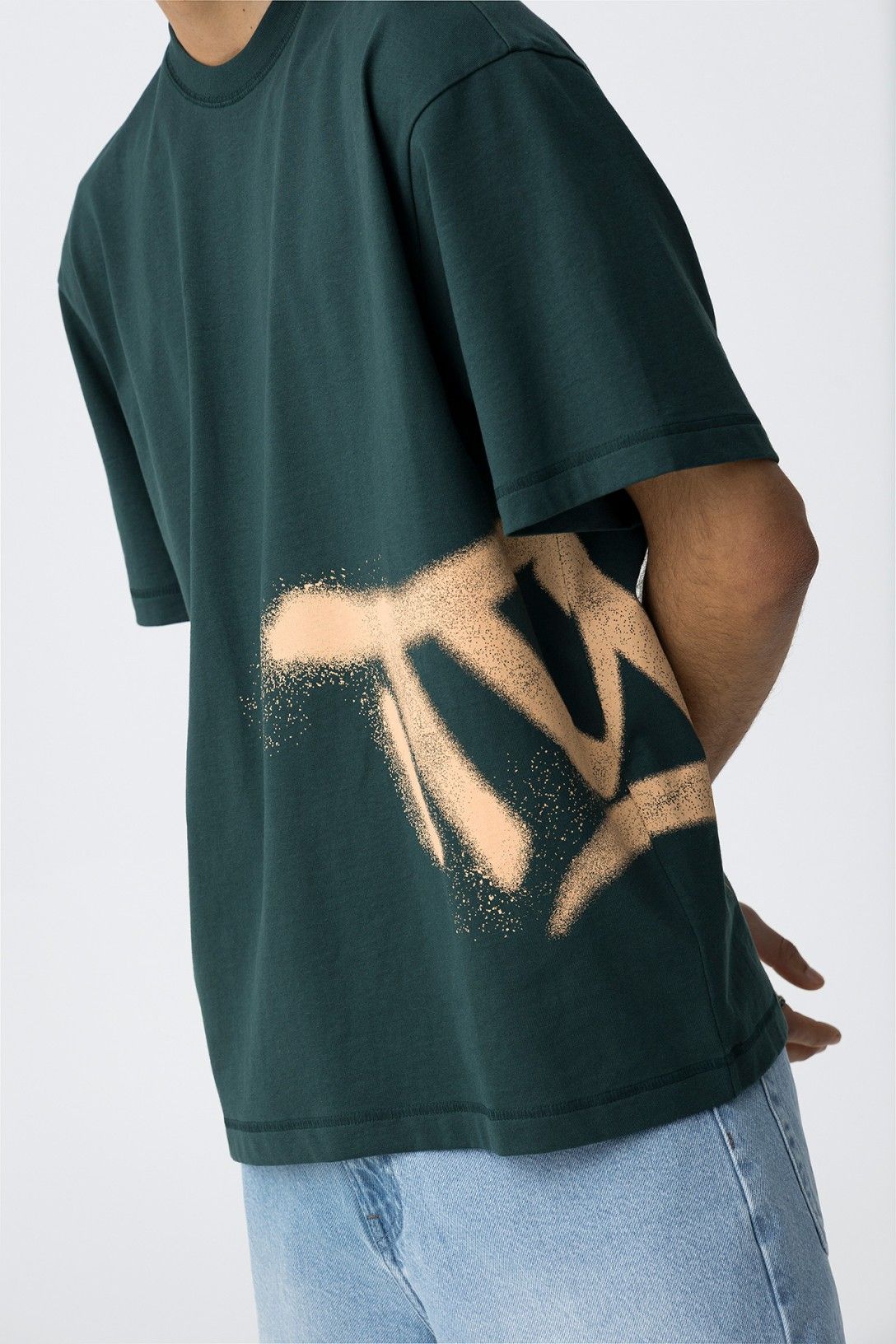 Camiseta oversize con estampado gráfico.