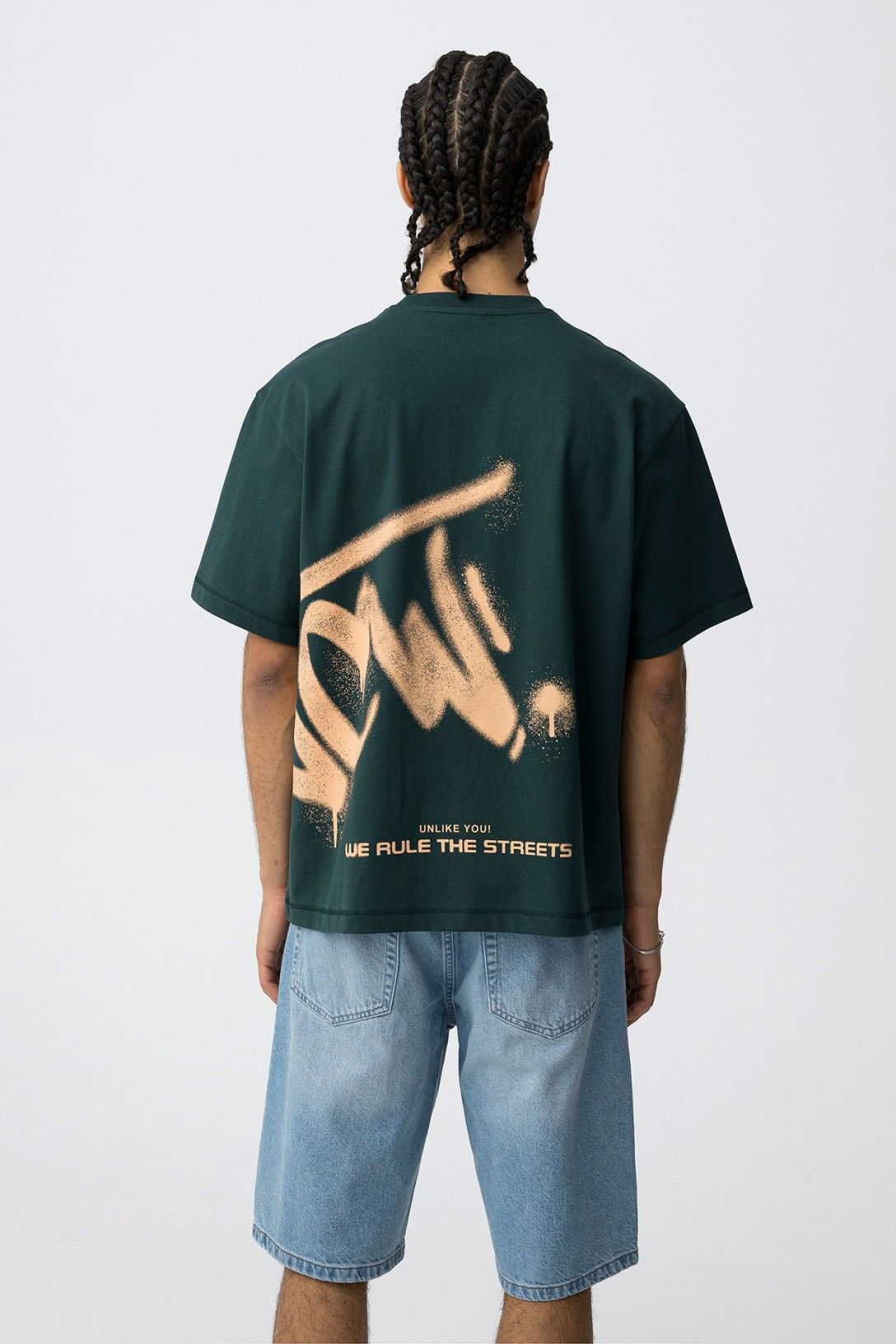 Camiseta oversize con estampado gráfico.