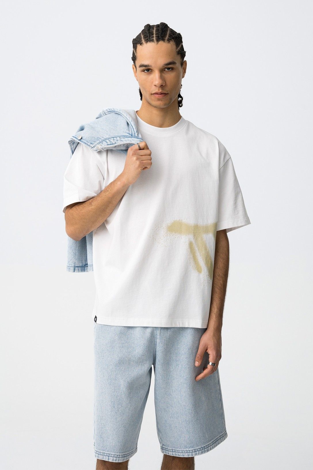 Camiseta oversize con estampado gráfico.