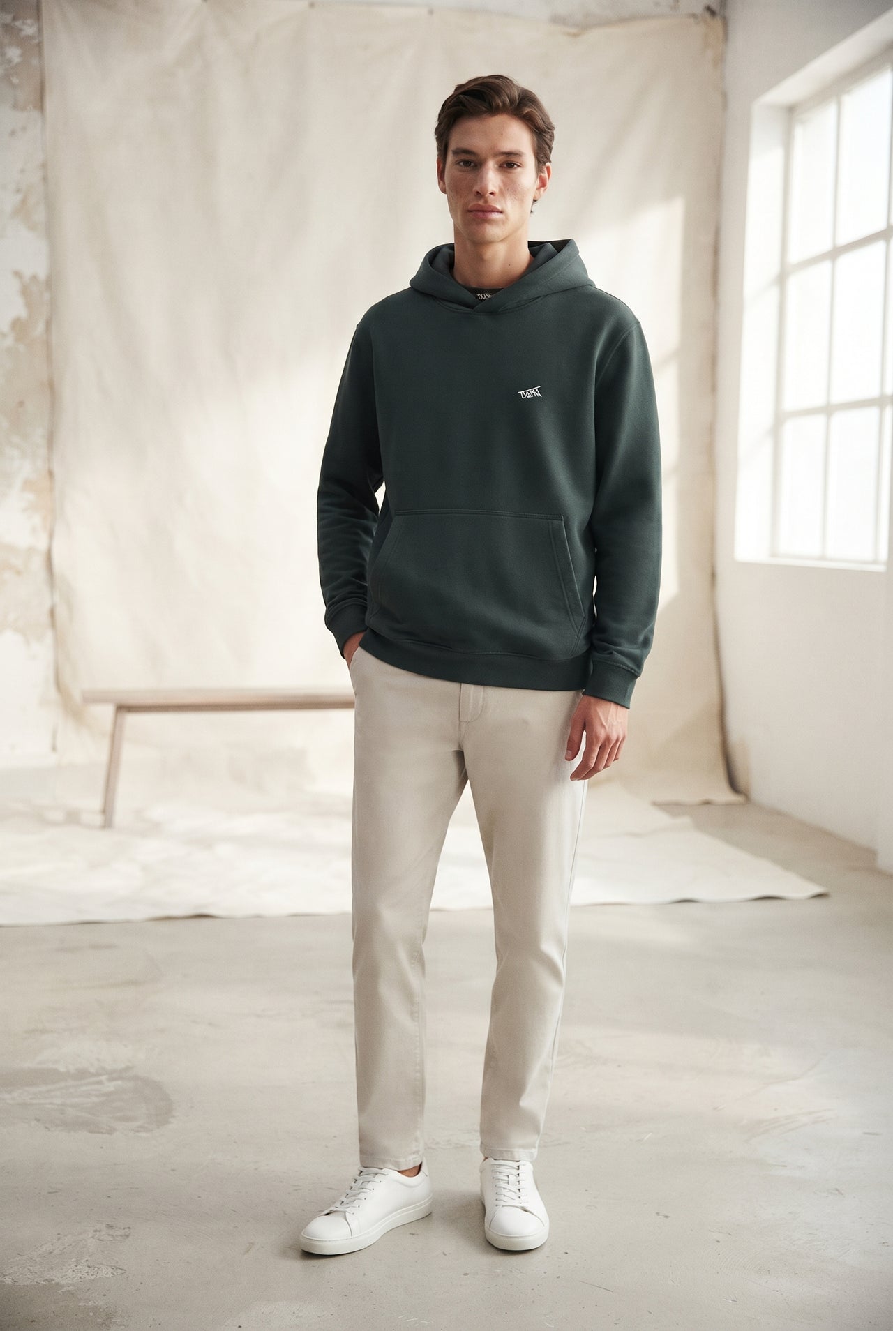 Sudadera con capucha verde. Chico.