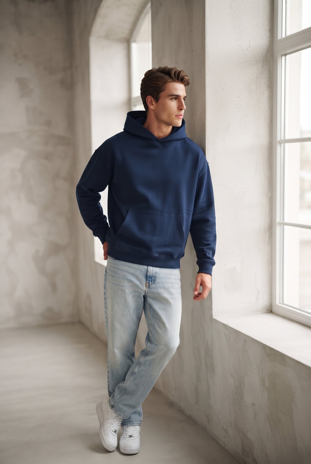 Sudadera azul marino con capucha, bolsillo canguro. Chico
