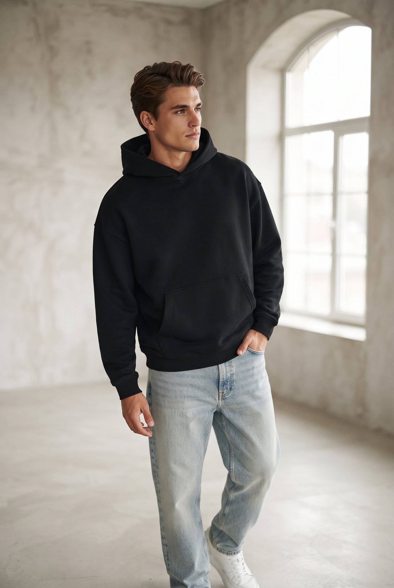 Sudadera básica negra con capucha, bolsillo canguro. Chico.