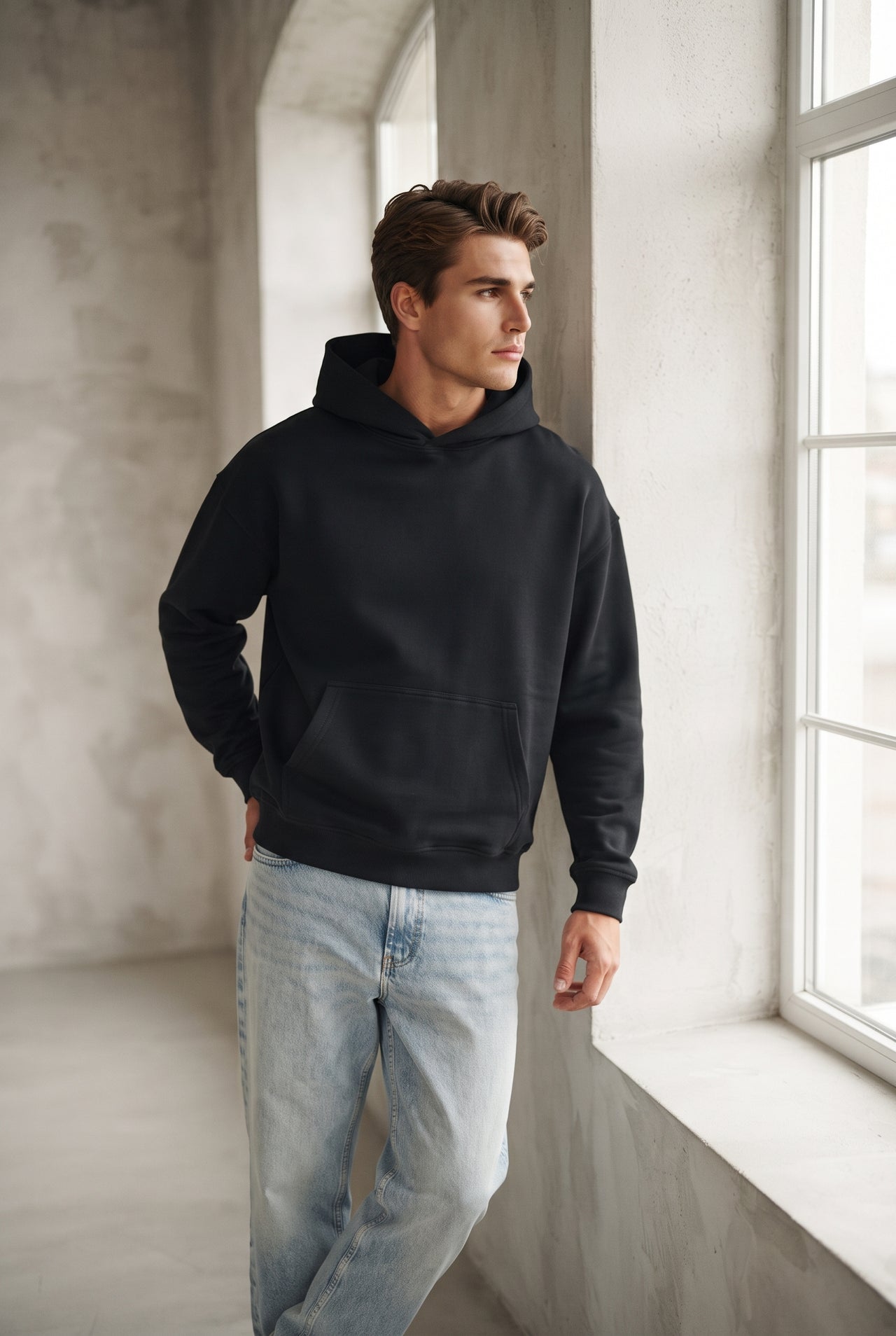 Sudadera básica negra con capucha, bolsillo canguro. Chico.