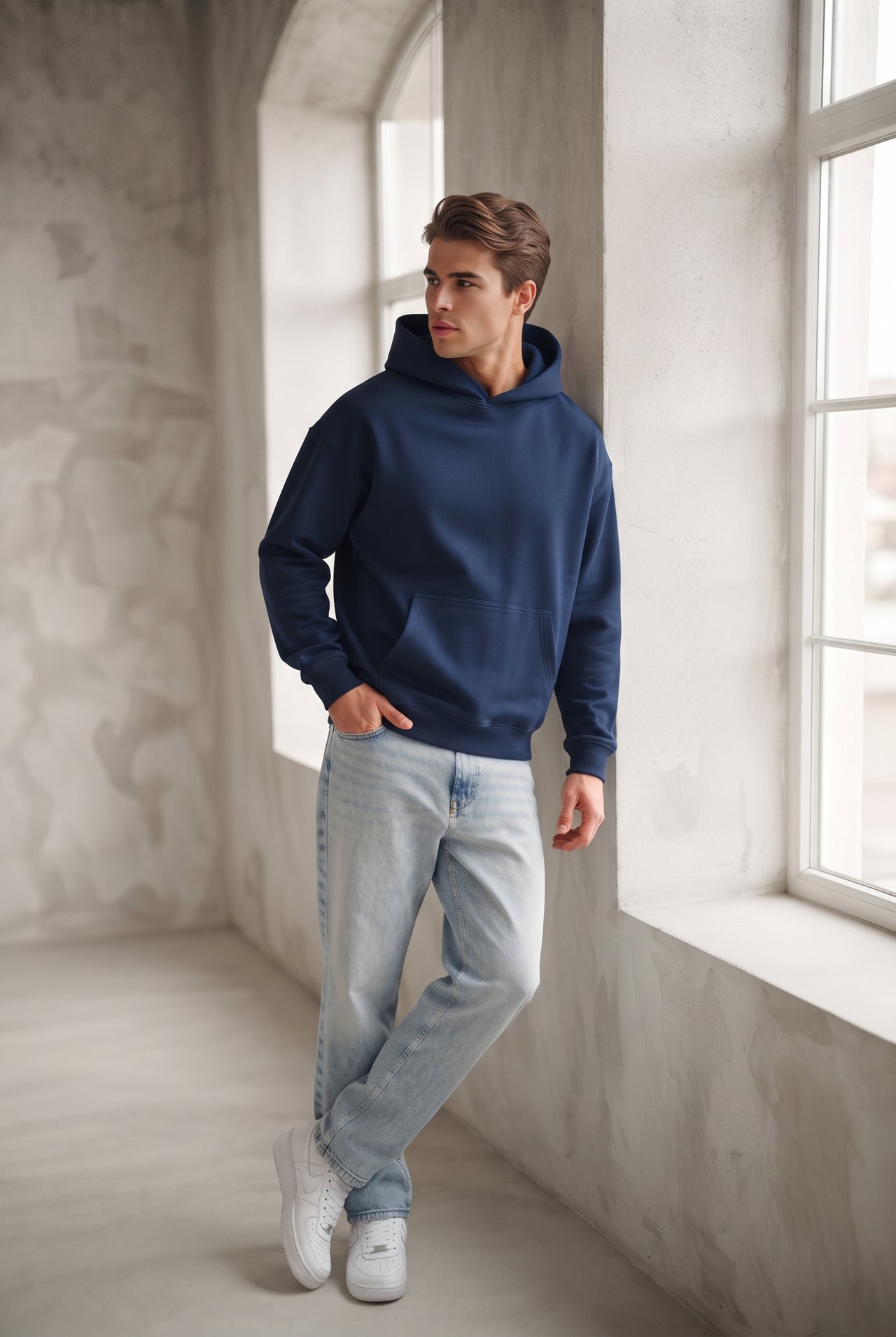Sudadera azul marino con capucha, bolsillo canguro. Chico