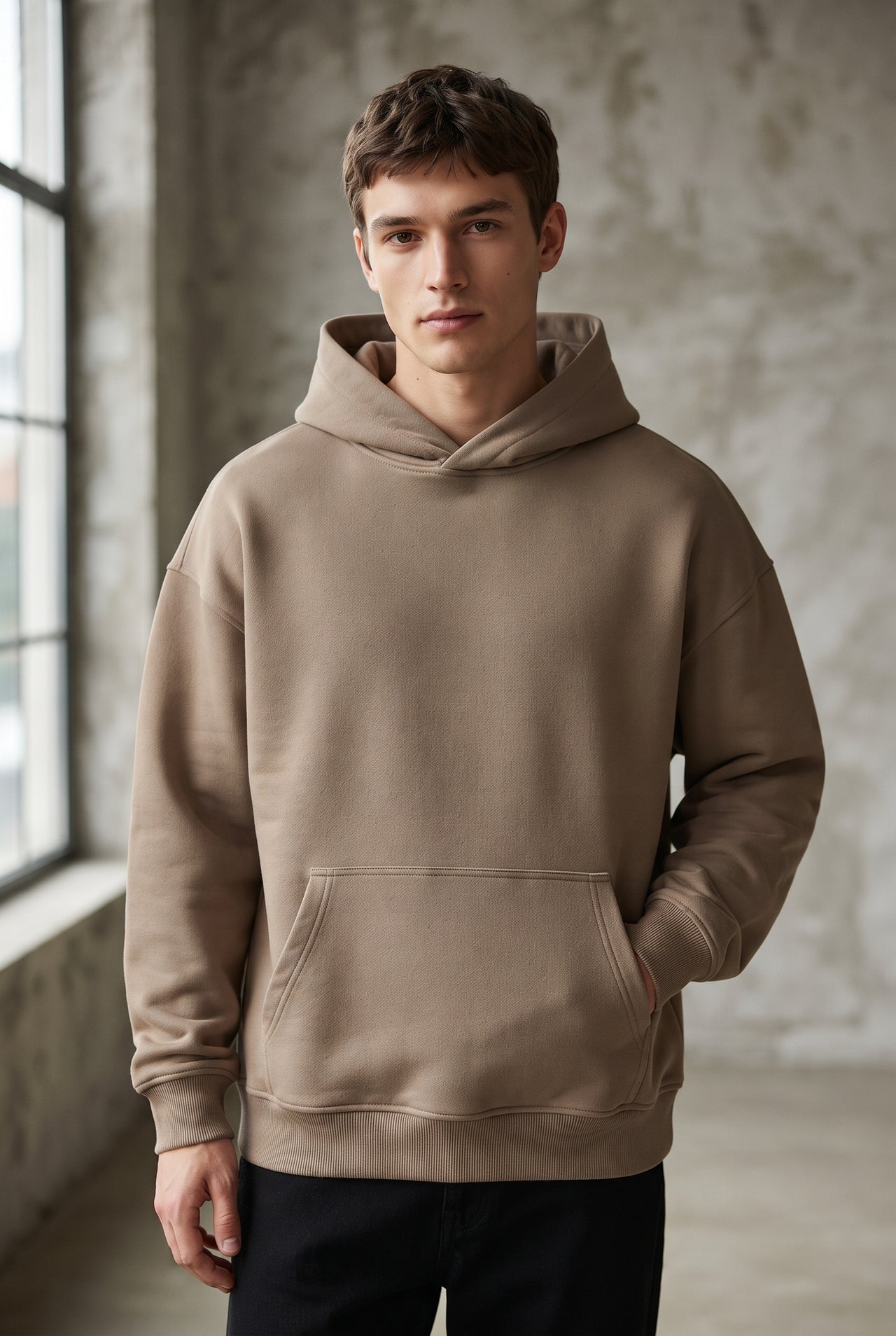 Sudadera básica con capucha, bolsillo canguro. Chico.