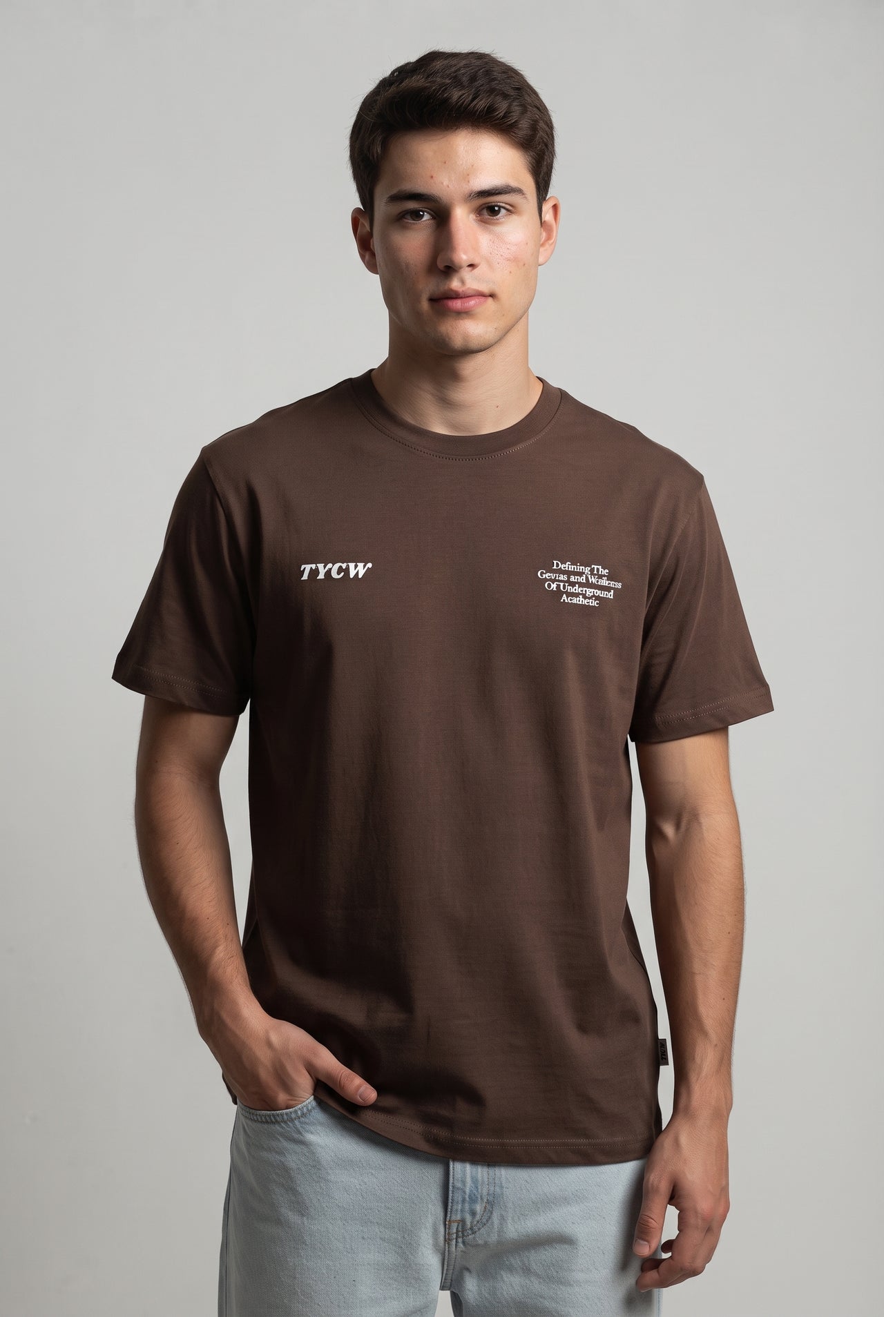Camiseta básica manga corta marrón, cuello redondo, chico.