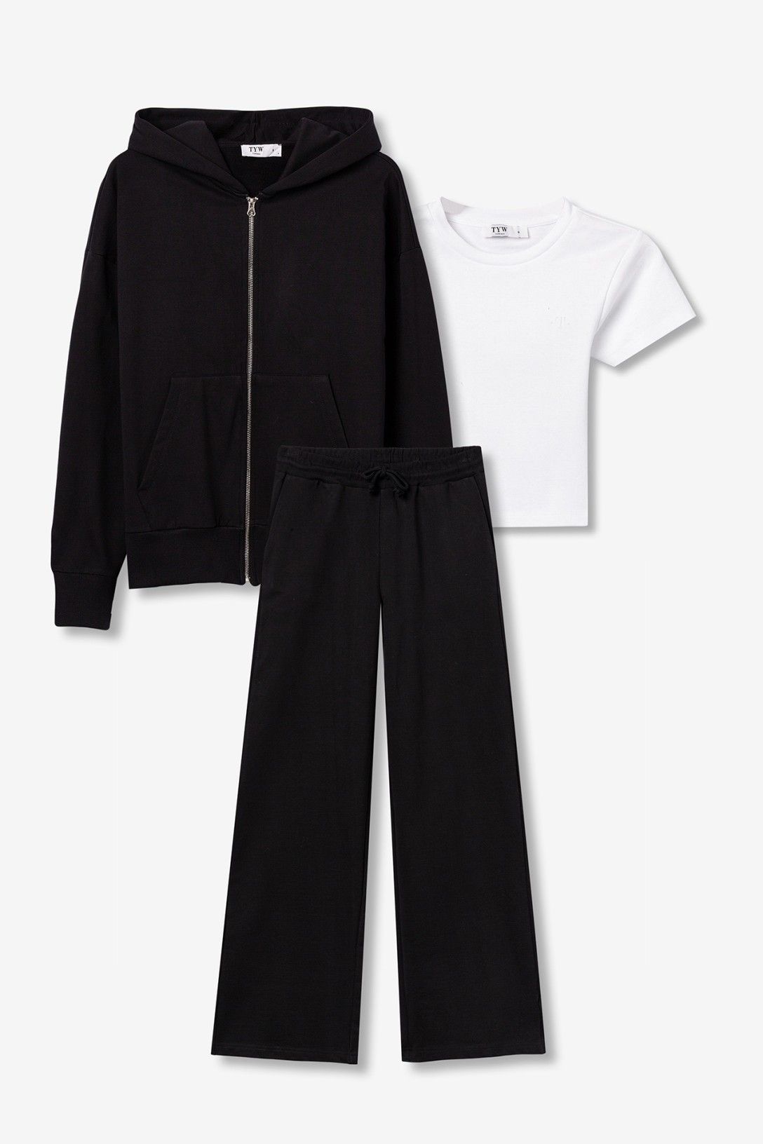 Conjunto de tres piezas: pantalón, sudadera y camiseta.