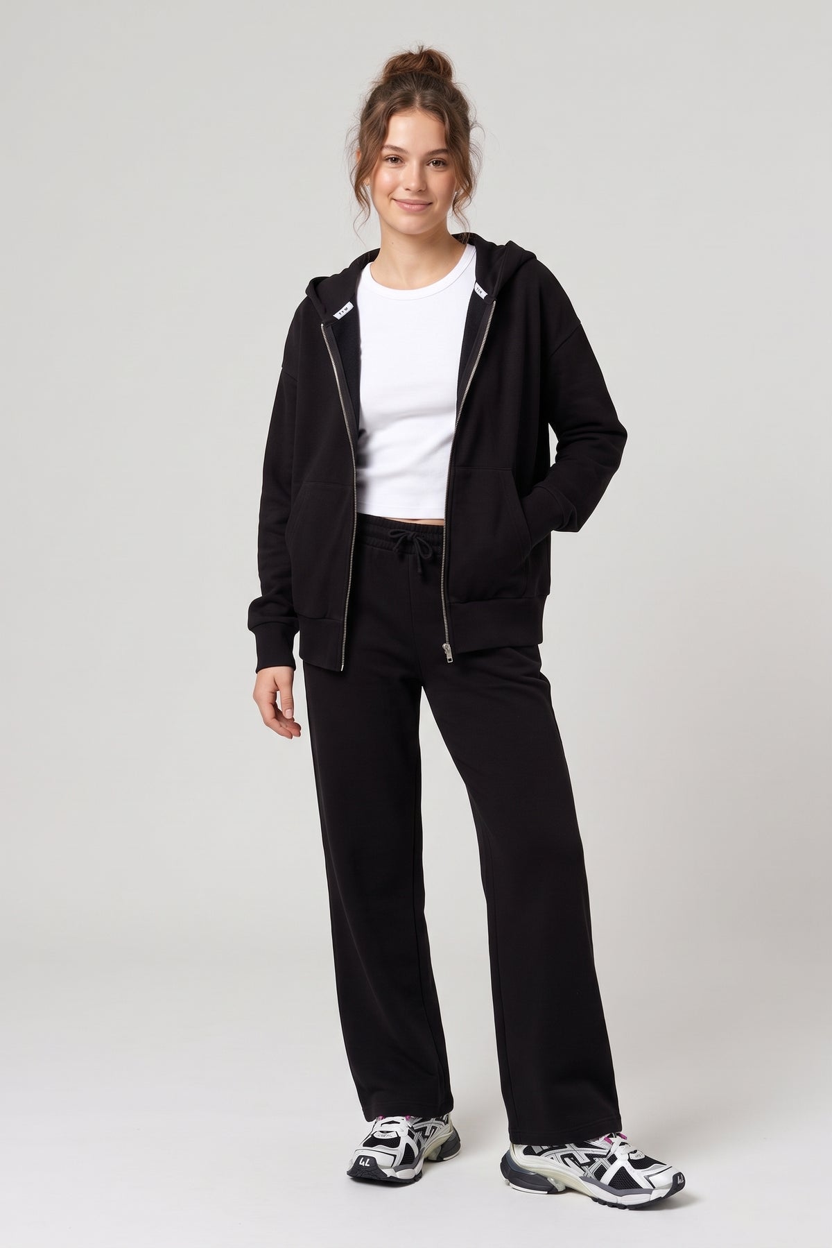 Conjunto de tres piezas: pantalón, sudadera y camiseta.