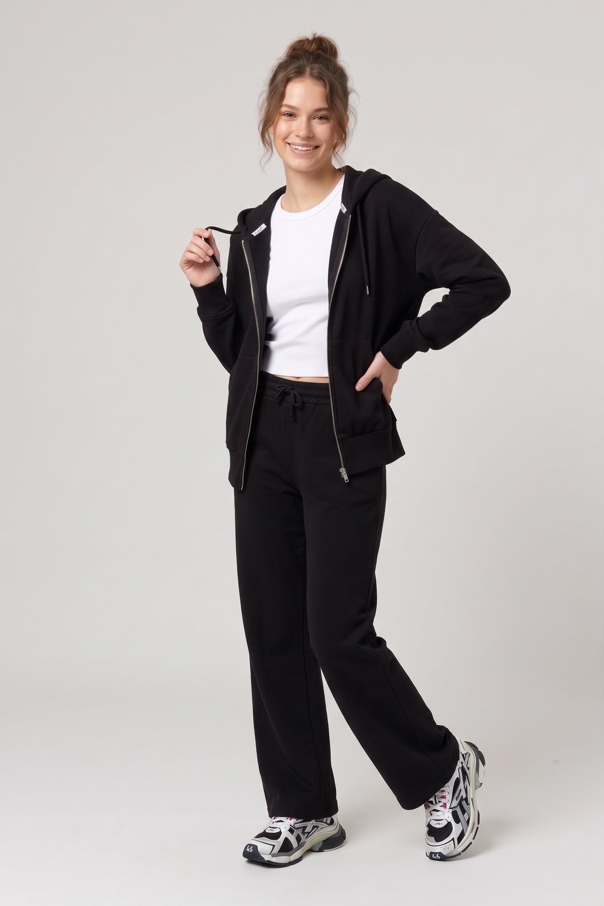 Conjunto de tres piezas: pantalón, sudadera y camiseta.