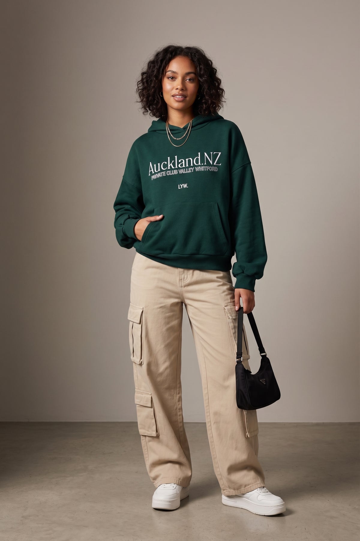 Sudadera con capucha mensaje en blanco.