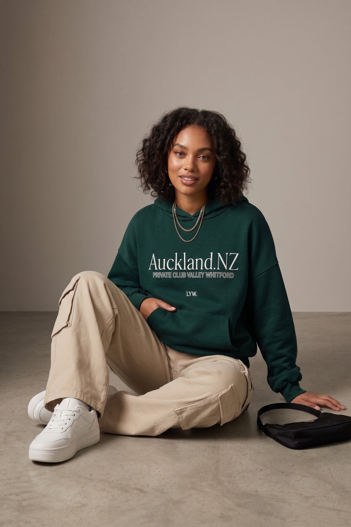 Sudadera con capucha mensaje en blanco.