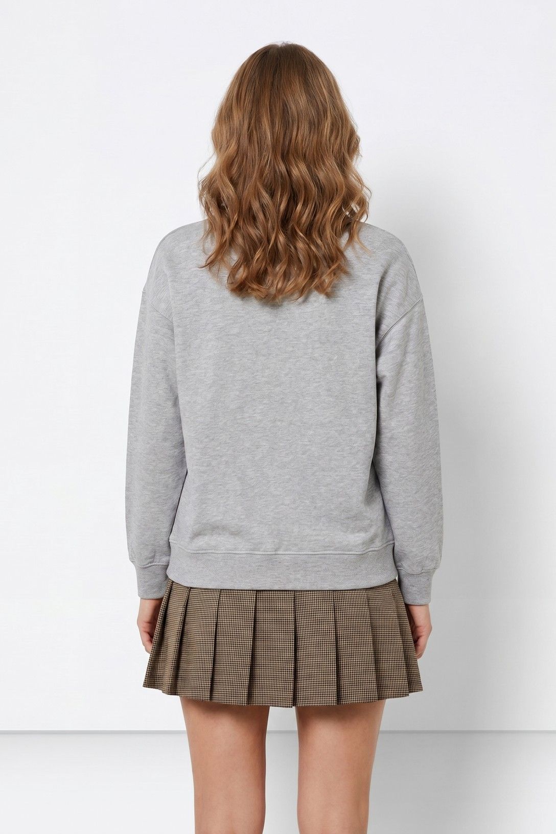 Sudadera sin capucha gris.