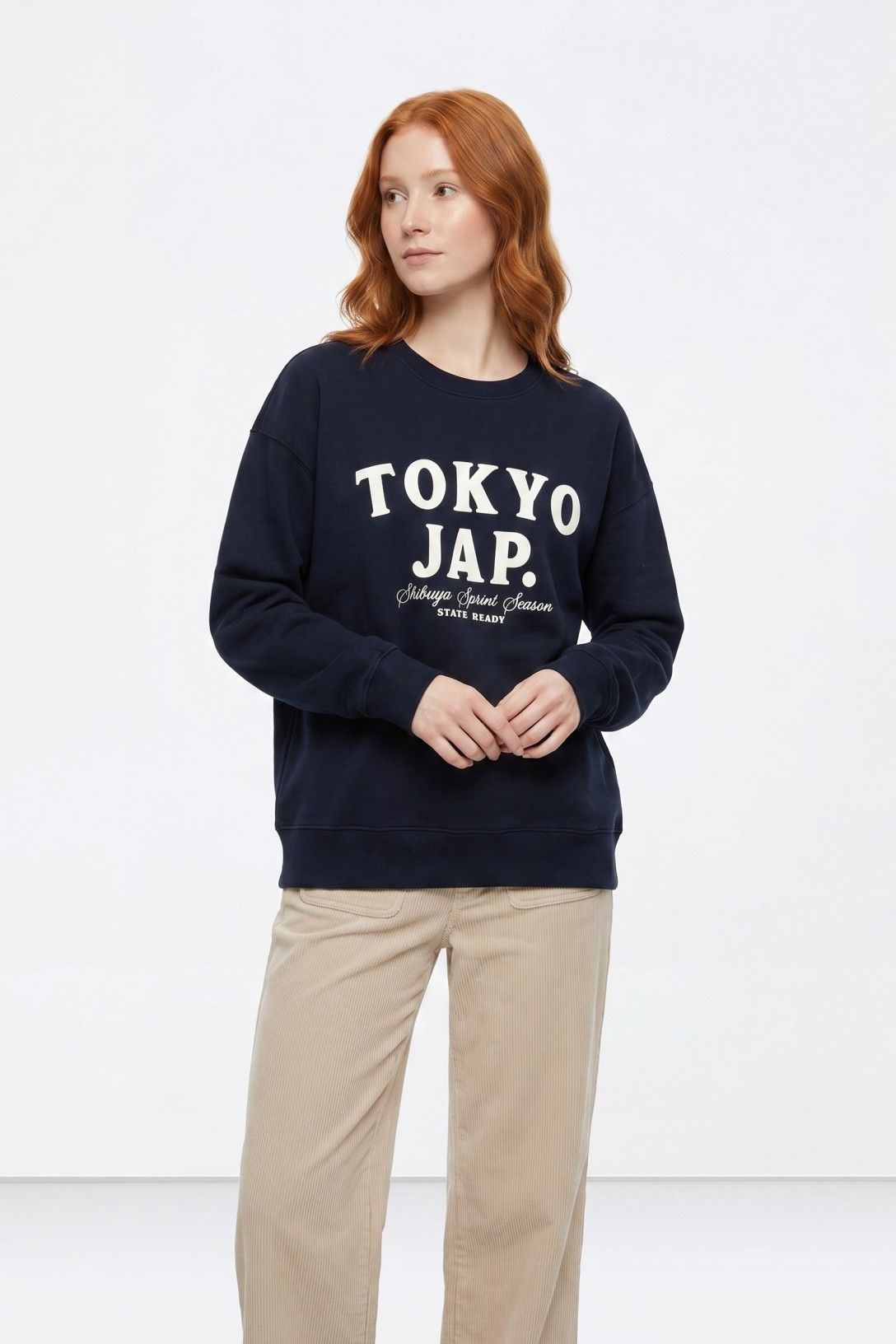 Sudadera sin capucha con texto frontal.