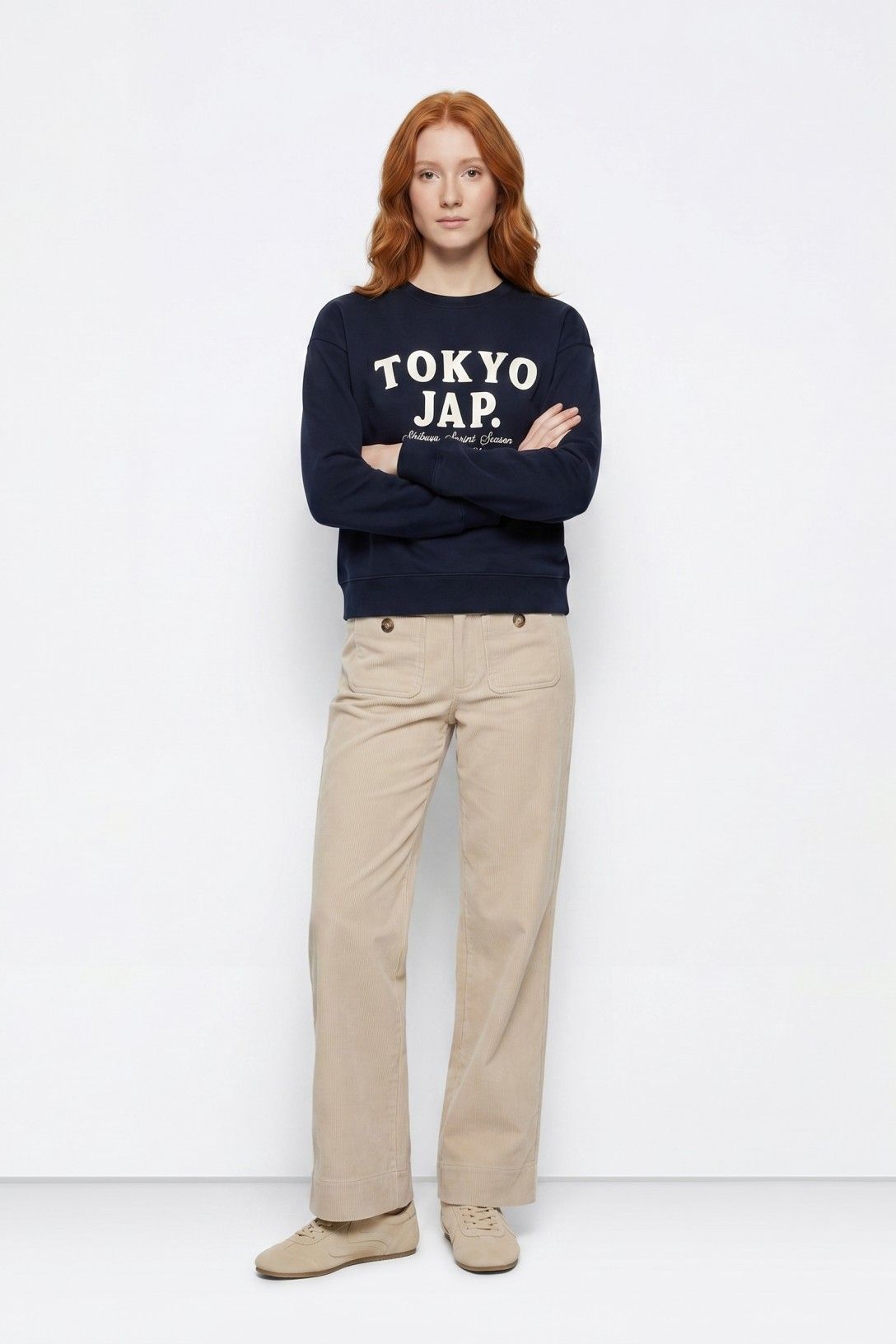 Sudadera sin capucha con texto frontal.