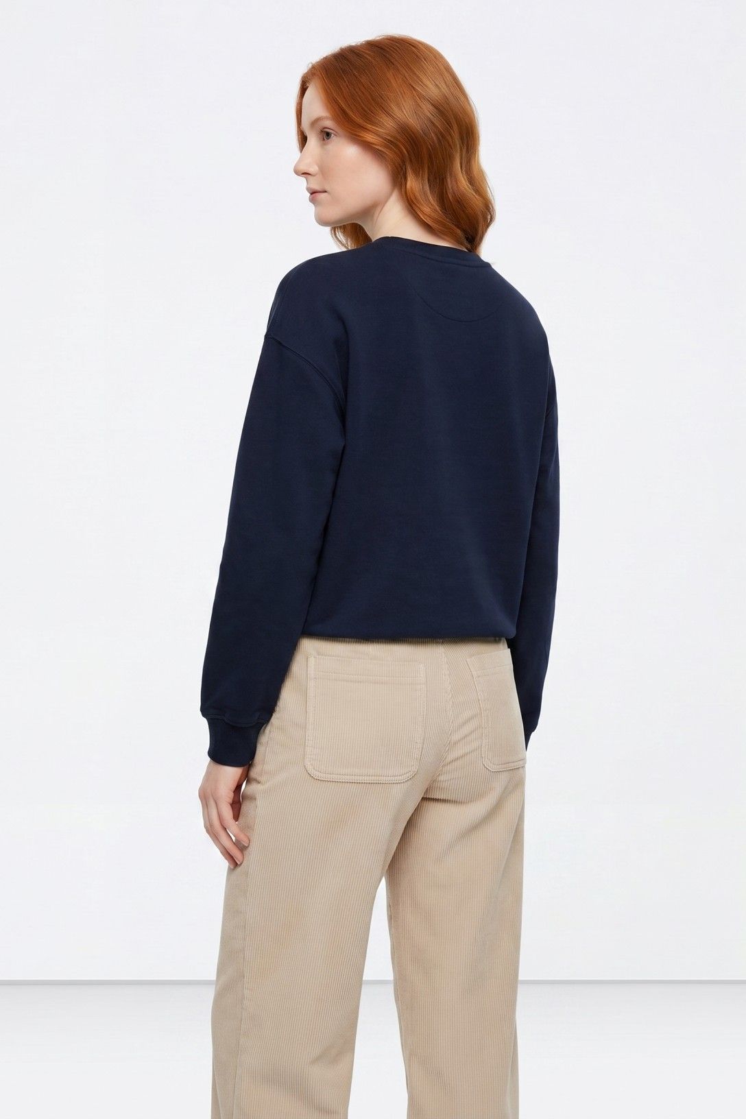 Sudadera sin capucha con texto frontal.
